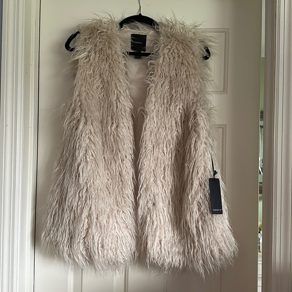 NWT Forever 21 Furry Vest - Size Large - Cream Color - Picture 1 of 6